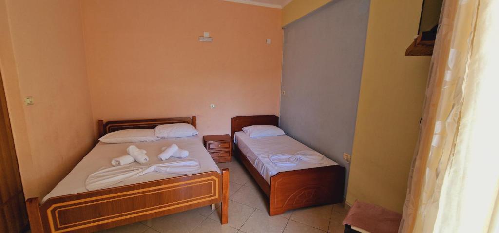 Ένα ή περισσότερα κρεβάτια σε δωμάτιο στο Guest house Luiza & Bushati