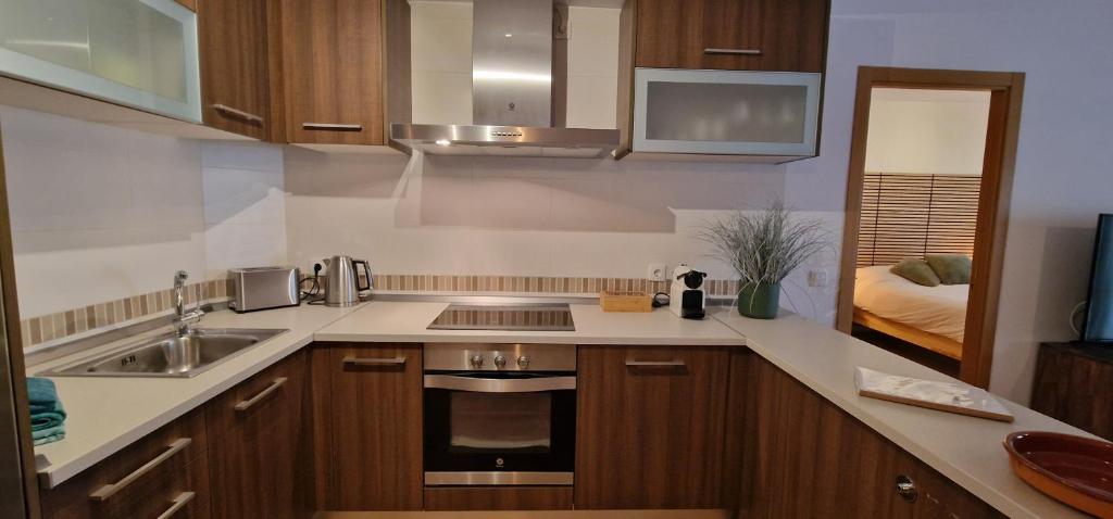 Kuchyňa alebo kuchynka v ubytovaní Luxe appartement, centrum Marbella, vlak aan zee!