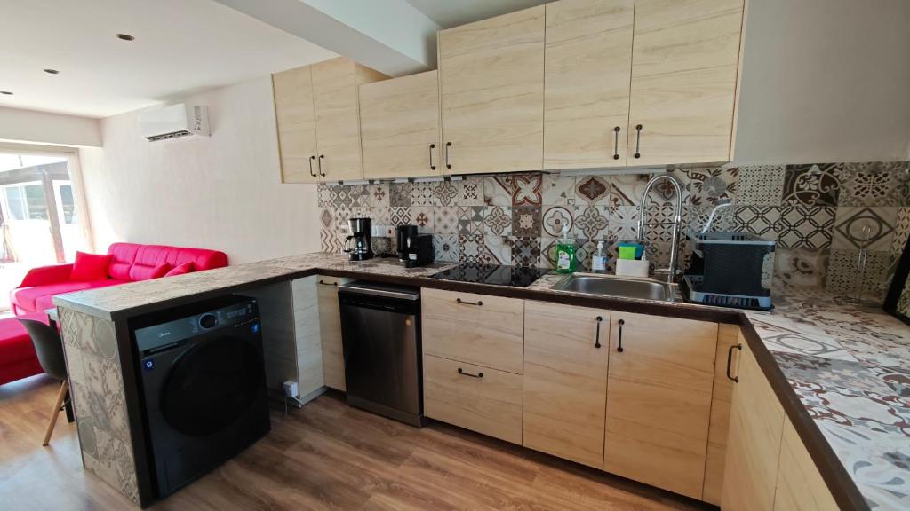 Kuchyň nebo kuchyňský kout v ubytování Kamares Larnaca modern 1 bedroom house
