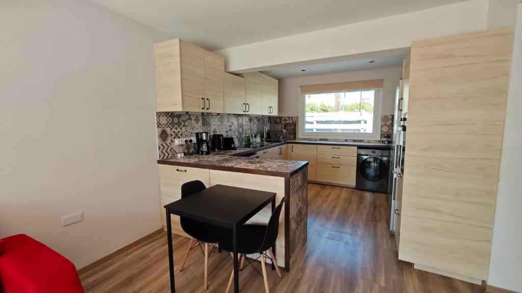 Kuchyň nebo kuchyňský kout v ubytování Kamares Larnaca modern 1 bedroom house