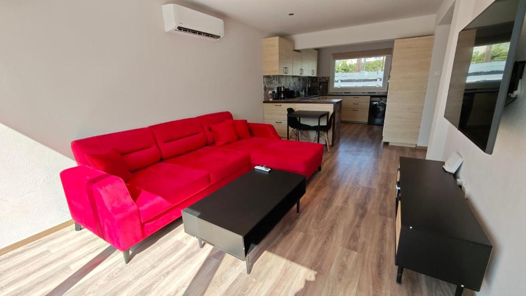 Kuchyň nebo kuchyňský kout v ubytování Kamares Larnaca modern 1 bedroom house