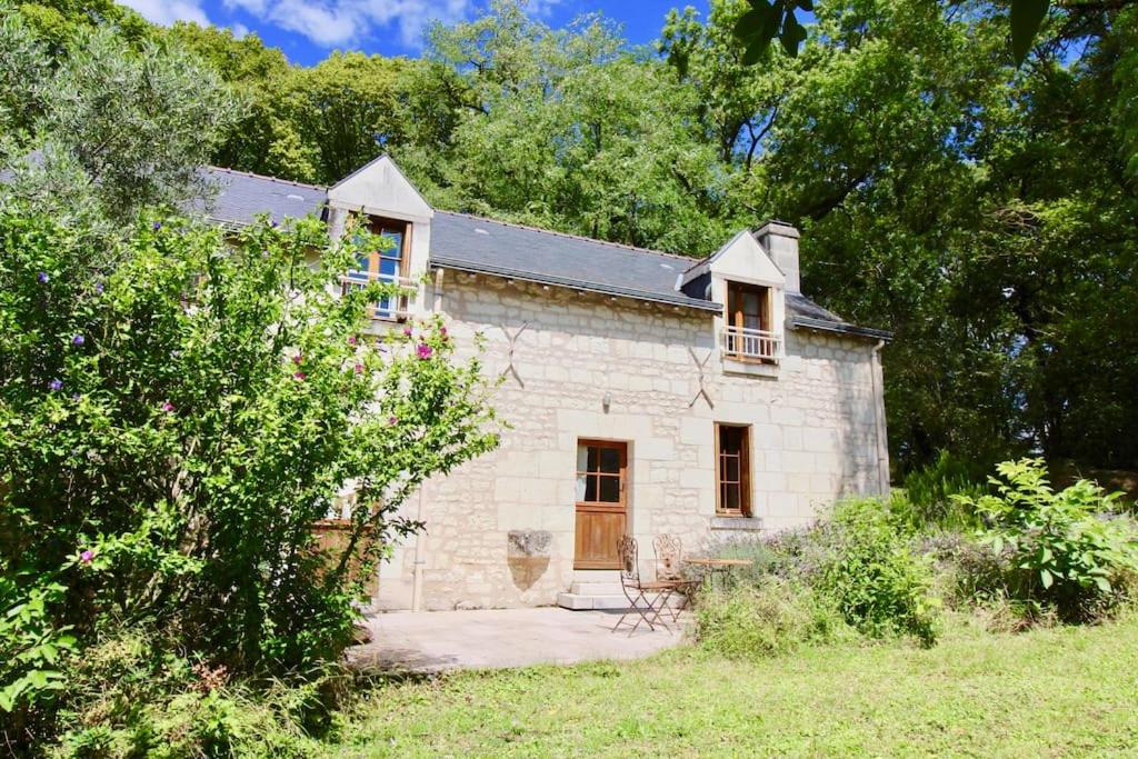 une ancienne maison en pierre au milieu d'un champ dans l'établissement Gîte forestier Les Pipistrelles, à Sazilly