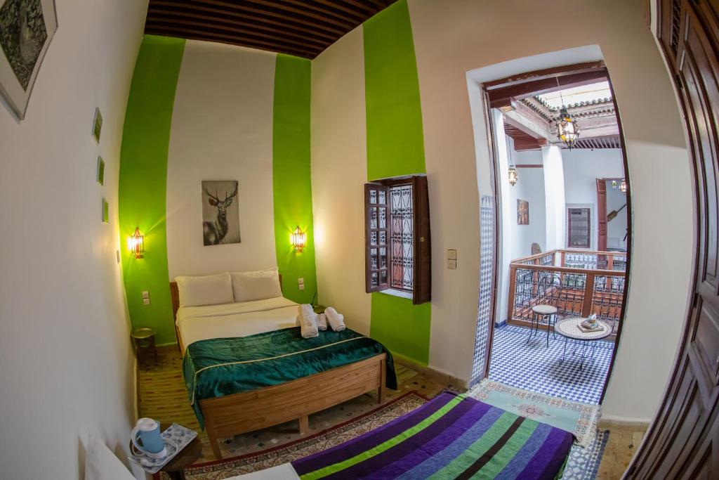 Postel nebo postele na pokoji v ubytování Riad Fes Dar