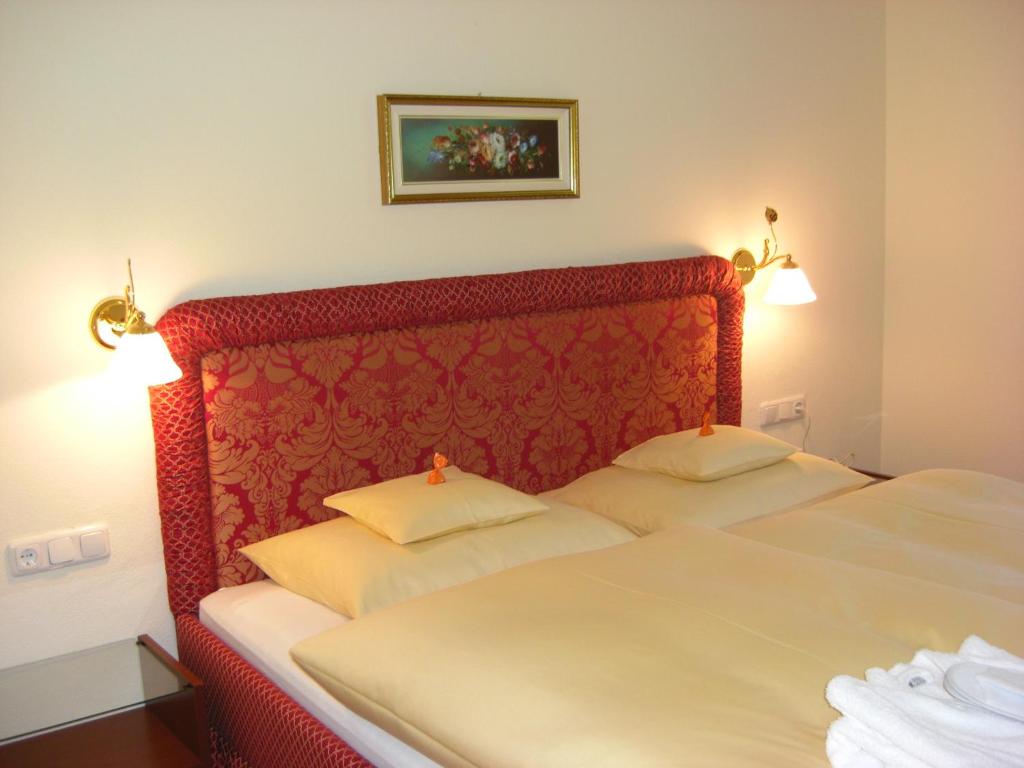 Postel nebo postele na pokoji v ubytování Hotel Hartenfels