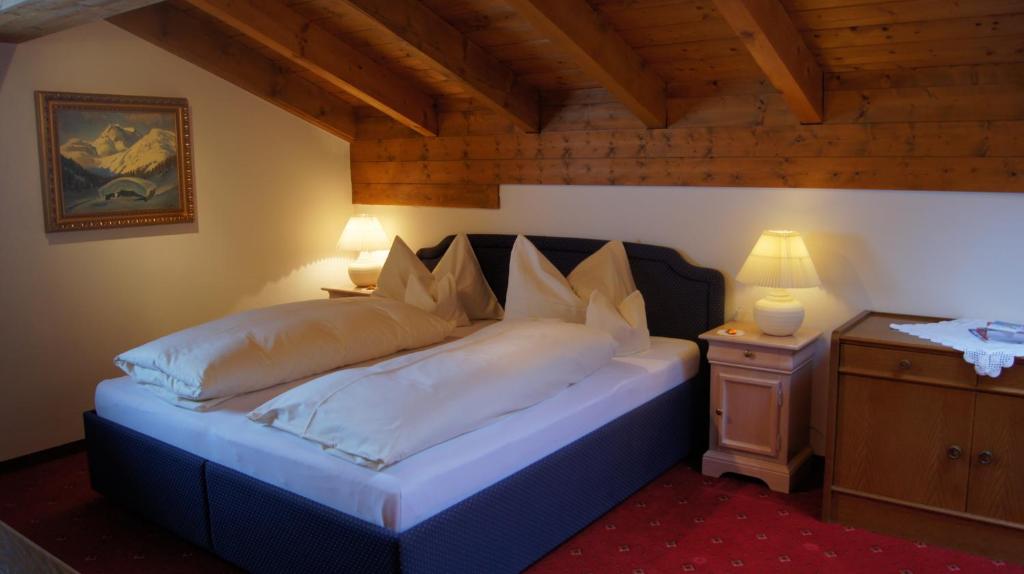 Postel nebo postele na pokoji v ubytování Hotel Hartenfels