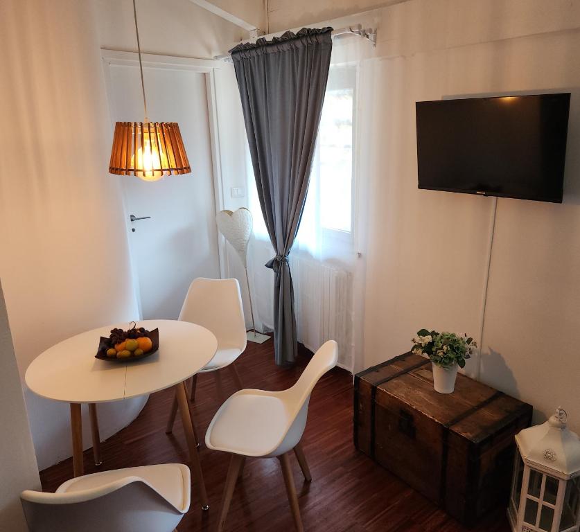 TV a/nebo společenská místnost v ubytování Gaia Suites - A due passi dal centro - Parcheggio privato