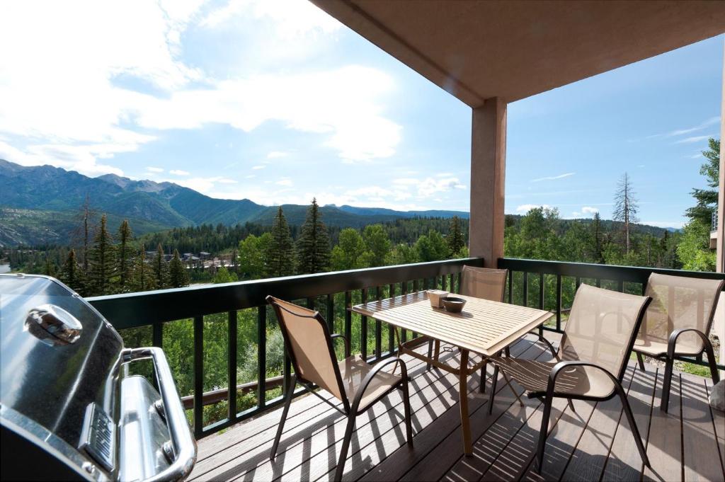 ein Balkon mit Tisch und Stühlen und Bergen in der Unterkunft 210 Sheol Street in Durango Mountain Resort