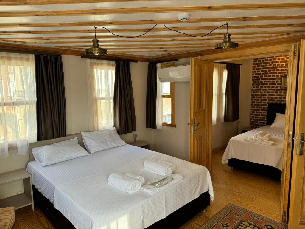 een slaapkamer met een groot bed met witte lakens bij HanFlats in Istanbul