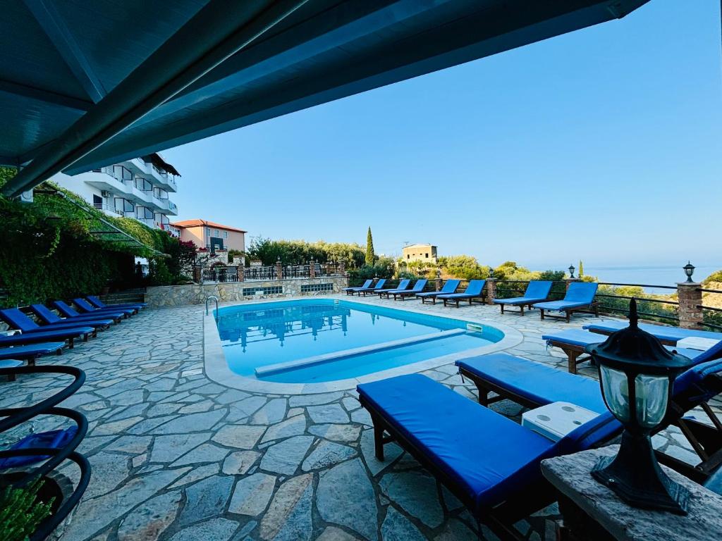 Piscina a Itaka Hotel Lukova o a prop