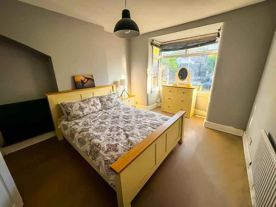 Ένα ή περισσότερα κρεβάτια σε δωμάτιο στο Room in a house share - Kingsized room 25 min away from Central London
