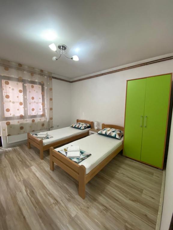 Postel nebo postele na pokoji v ubytování Apartmani Dora Leskovac