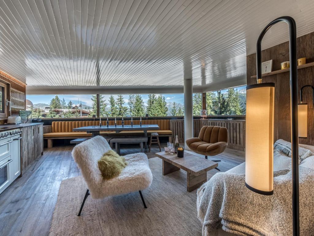 - un salon avec vue sur une terrasse dans l'établissement Charmant appartement avec services inclus à Courchevel - FR-1-613A-38, à Courchevel