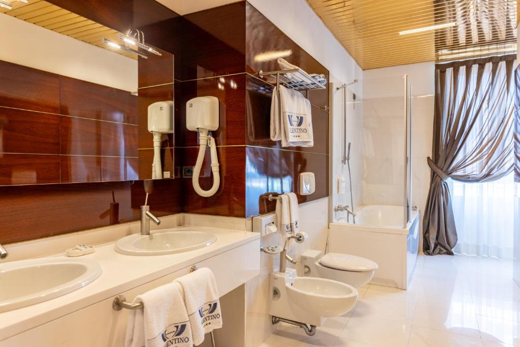 Koupelna v ubytování Hotel Valentino