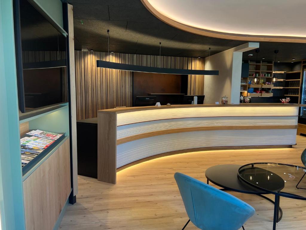 a restaurant with a bar with chairs and tables at Gästehaus Kraft in Lauffen am Neckar