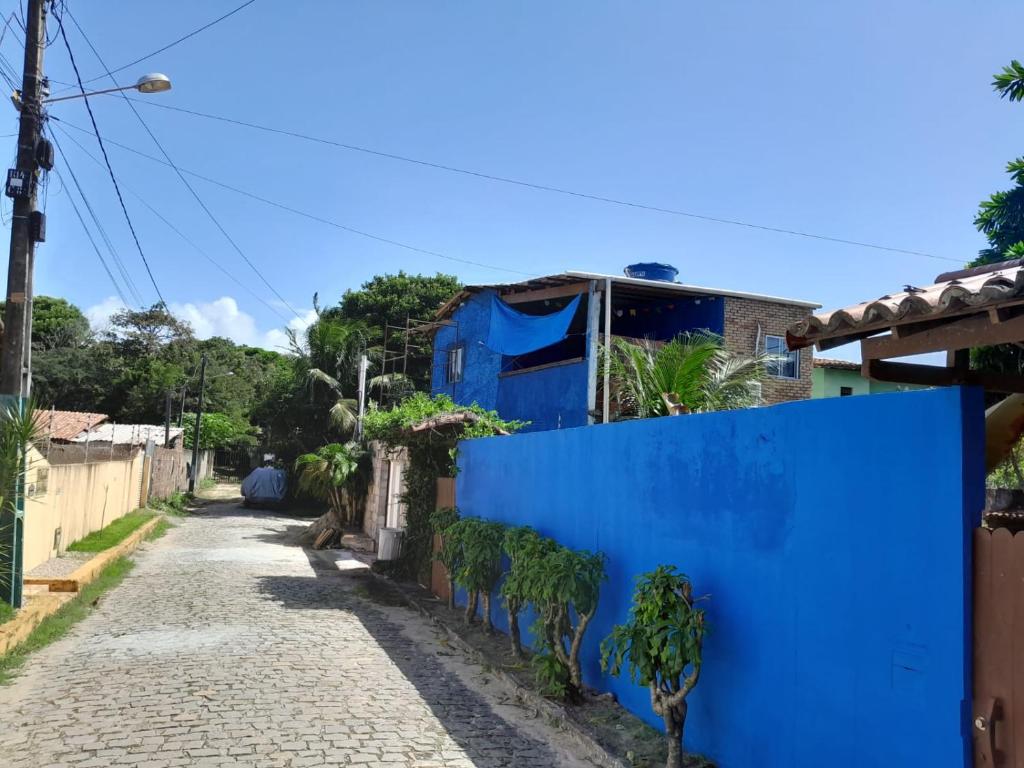 a blue fence next to a street at SUITE 503 - Casa Astral - Praia da Pipa - Quarto de Solteiros in Pipa