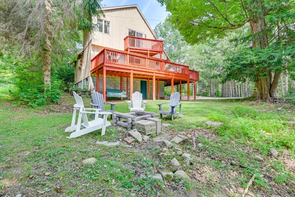 Κήπος έξω από το Pet-Friendly Home with Beach in Northville!