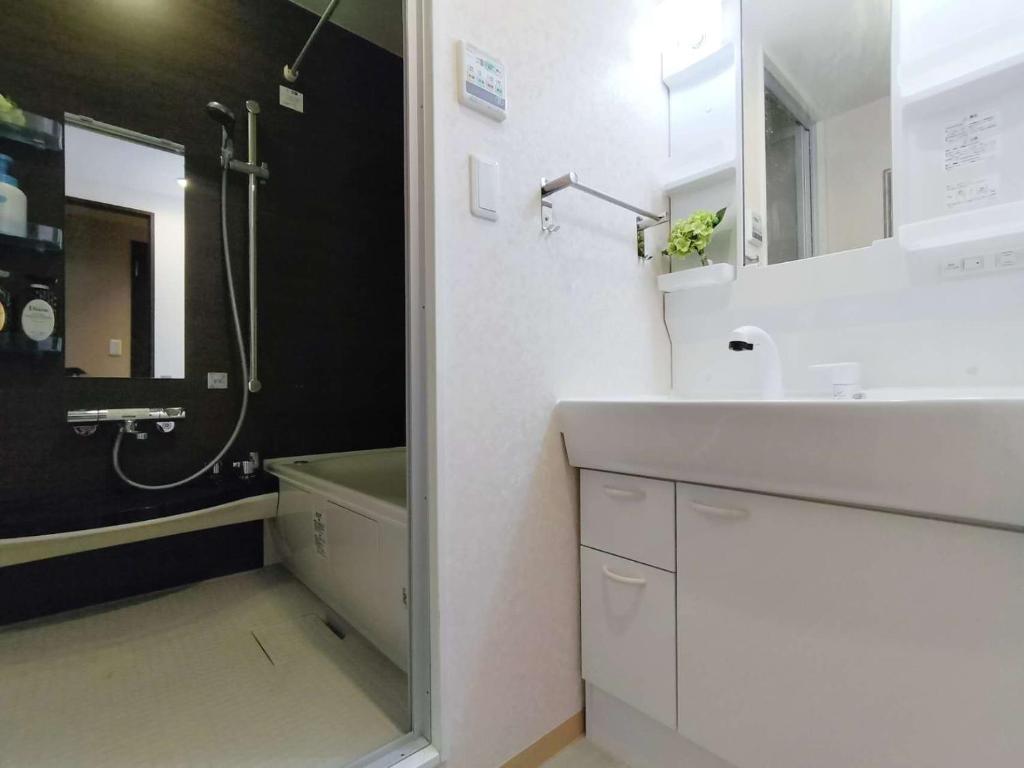 12池袋最中心 两室一厅两浴室两卫生间 池袋站7分 2 rooms Ikebukuro center 7 mins to ST Max 8P 直达新宿 涉谷 表参道 池袋 上野 代代木 银座 原宿にあるバスルーム
