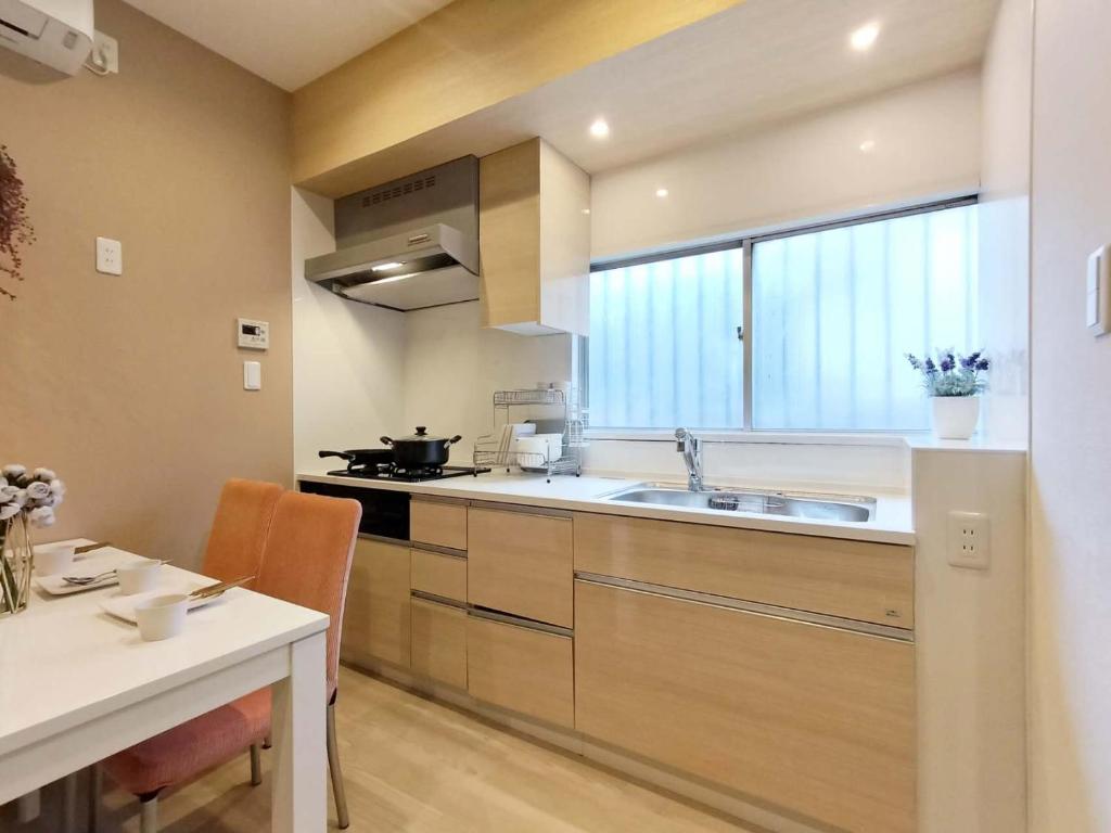 12池袋最中心 两室一厅两浴室两卫生间 池袋站7分 2 rooms Ikebukuro center 7 mins to ST Max 8P 直达新宿 涉谷 表参道 池袋 上野 代代木 银座 原宿にあるキッチンまたは簡易キッチン