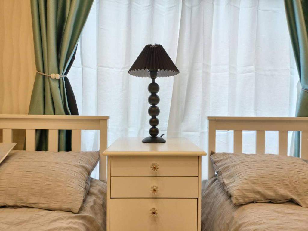 12池袋最中心 两室一厅两浴室两卫生间 池袋站7分 2 rooms Ikebukuro center 7 mins to ST Max 8P 直达新宿 涉谷 表参道 池袋 上野 代代木 银座 原宿にあるベッド