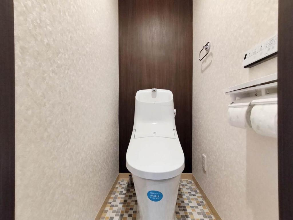 東京にある12池袋最中心 两室一厅两浴室两卫生间 池袋站7分 2 rooms Ikebukuro center 7 mins to ST Max 8P 直达新宿 涉谷 表参道 池袋 上野 代代木 银座 原宿のバスルーム(白いトイレ付)