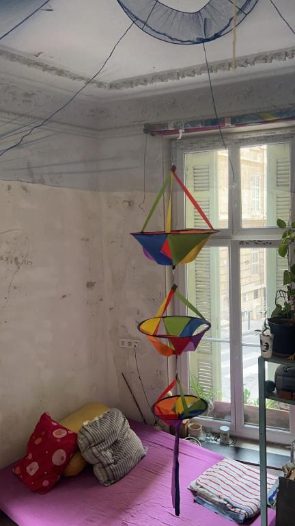 Un cerf-volant coloré est suspendu dans une pièce dans l'établissement Grand Appartement rue du loisir, à Marseille