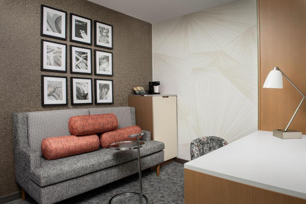 Posezení v ubytování SpringHill Suites by Marriott New York Queens