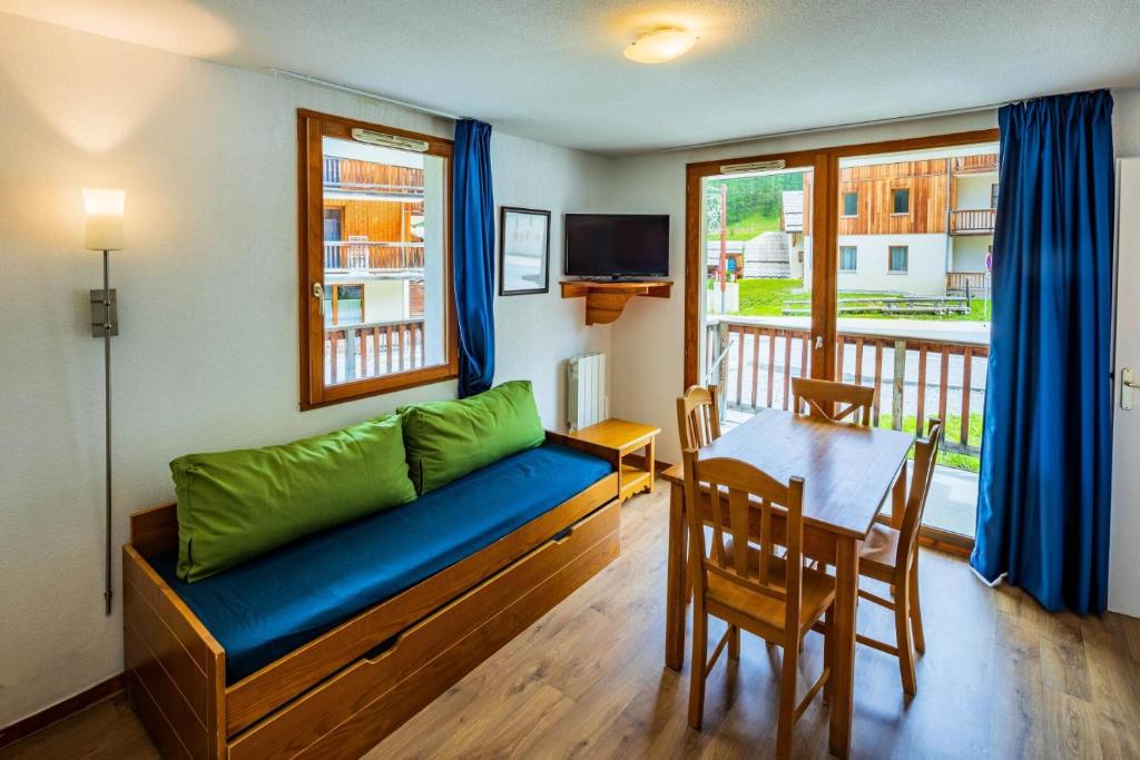 un salon avec un canapé et une table dans l'établissement Appartement 2 Pièces 2/4 Personnes MAE-0541, aux Orres
