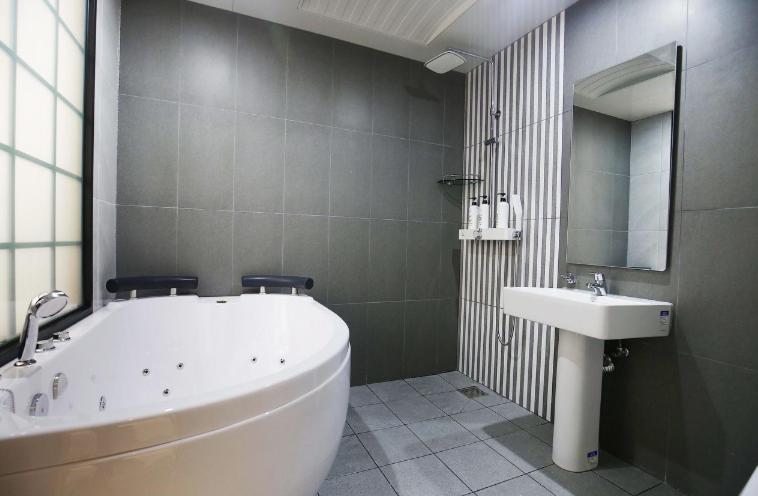 Koupelna v ubytování Hello Hotel