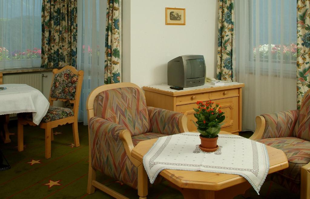 Televiisor ja/või meelelahutuskeskus majutusasutuses Appartement & Aparthotel Stern