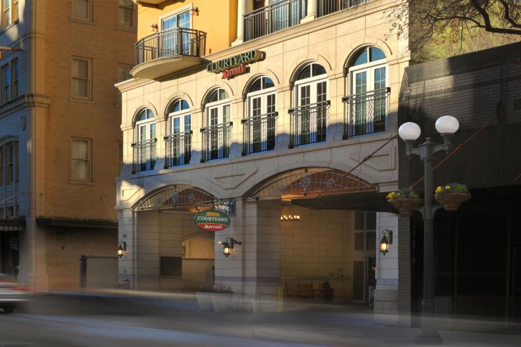 Courtyard by Marriott San Antonio Riverwalk - Housity