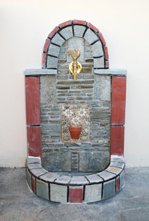 a brick oven with a pot in it at Artemis Traditional Hotel in Myrina