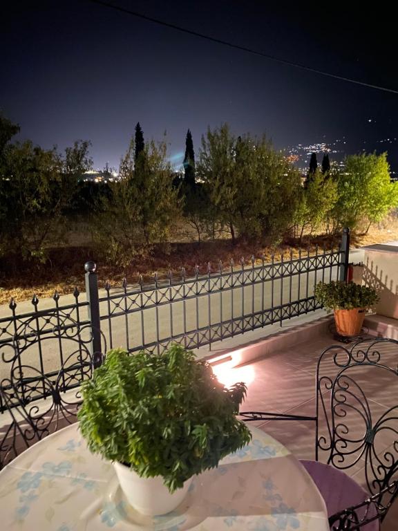 Balkón alebo terasa v ubytovaní ΧΑΡΗΣ ROOMS