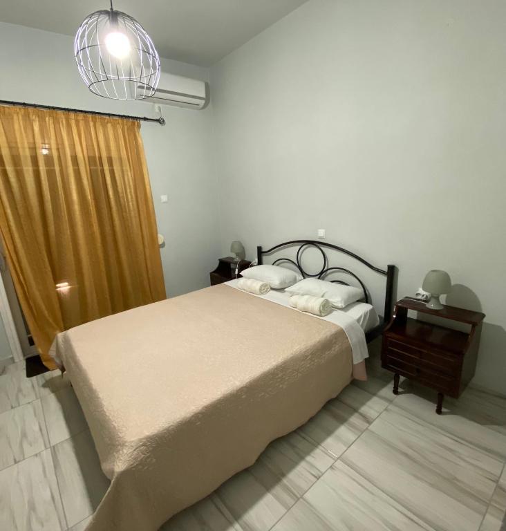 Posteľ alebo postele v izbe v ubytovaní ΧΑΡΗΣ ROOMS
