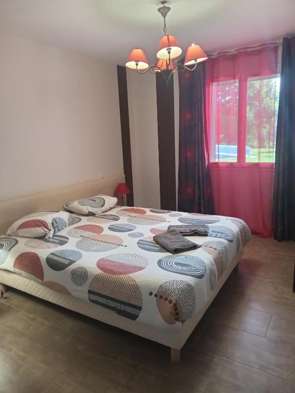 Postel nebo postele na pokoji v ubytování Maison avec piscine, Ker Animheart