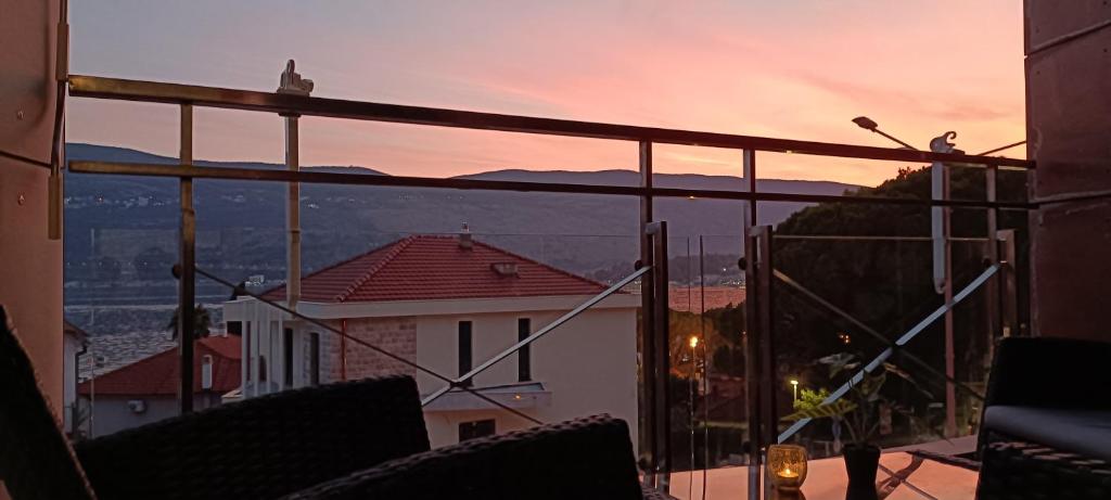 a view of a sunset from a balcony at Appartement Carpe diem vue mer in Herceg-Novi