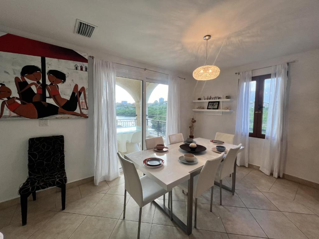 Fotografie z fotogalerie ubytování Luxury Marina & Sea View Condo at Porto Cupecoy St Maarten v destinaci Lowlands
