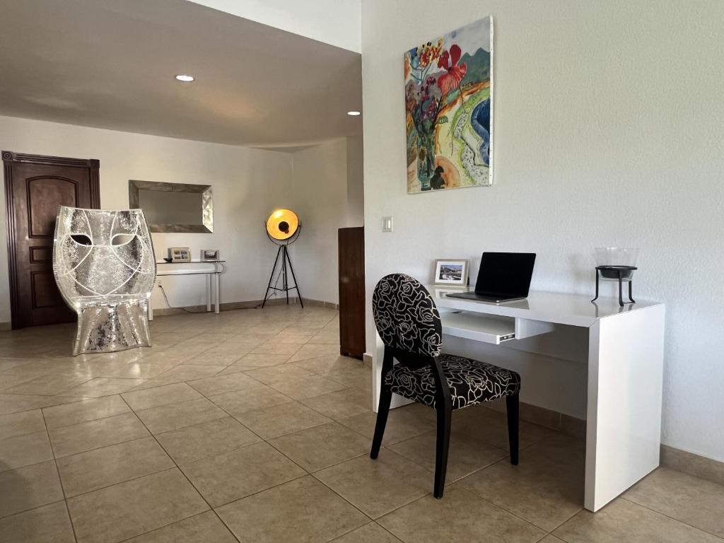 TV a/nebo společenská místnost v ubytování Luxury Marina & Sea View Condo at Porto Cupecoy St Maarten