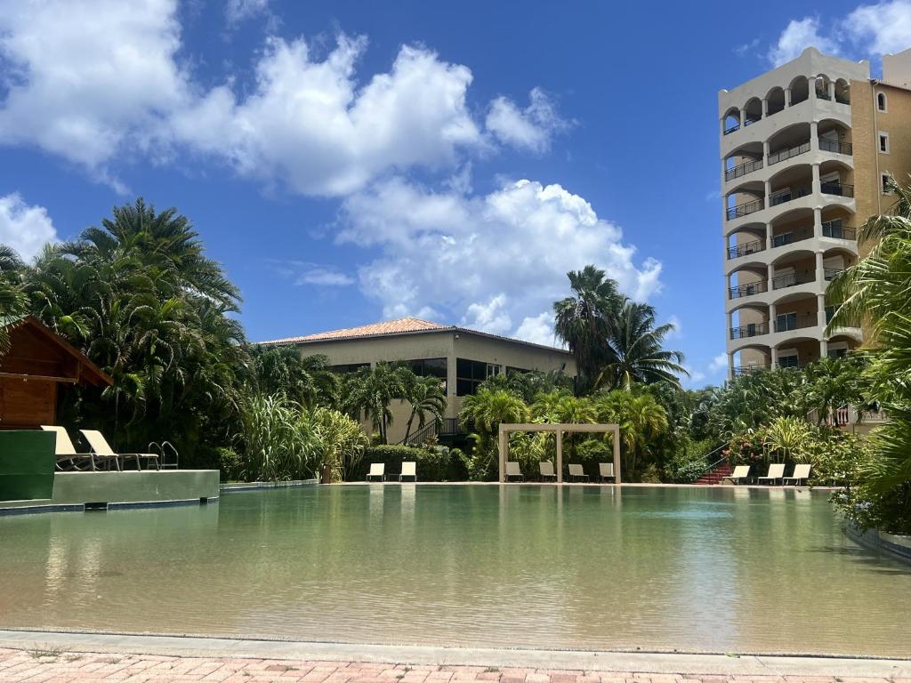 Bazén v ubytování Luxury Marina & Sea View Condo at Porto Cupecoy St Maarten nebo v jeho okolí