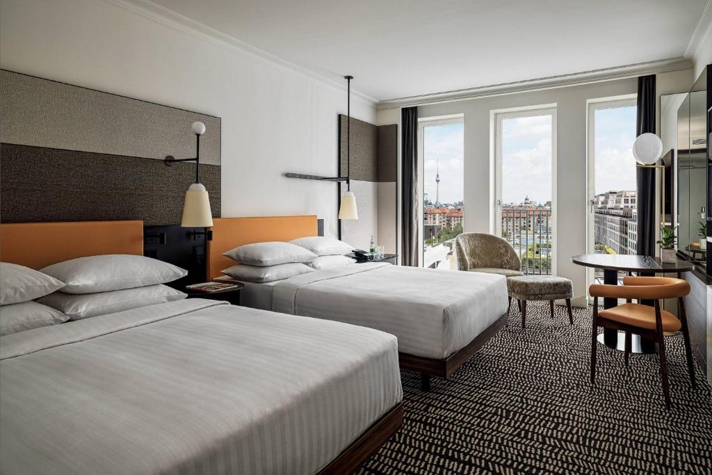 Postel nebo postele na pokoji v ubytování Berlin Marriott Hotel