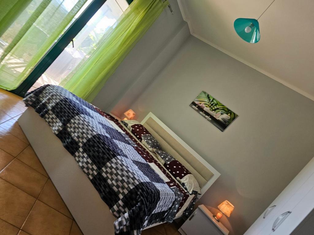 Giường trong phòng chung tại Kuqa Rent House