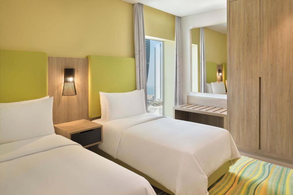 Ένα ή περισσότερα κρεβάτια σε δωμάτιο στο Element by Westin City Center Doha