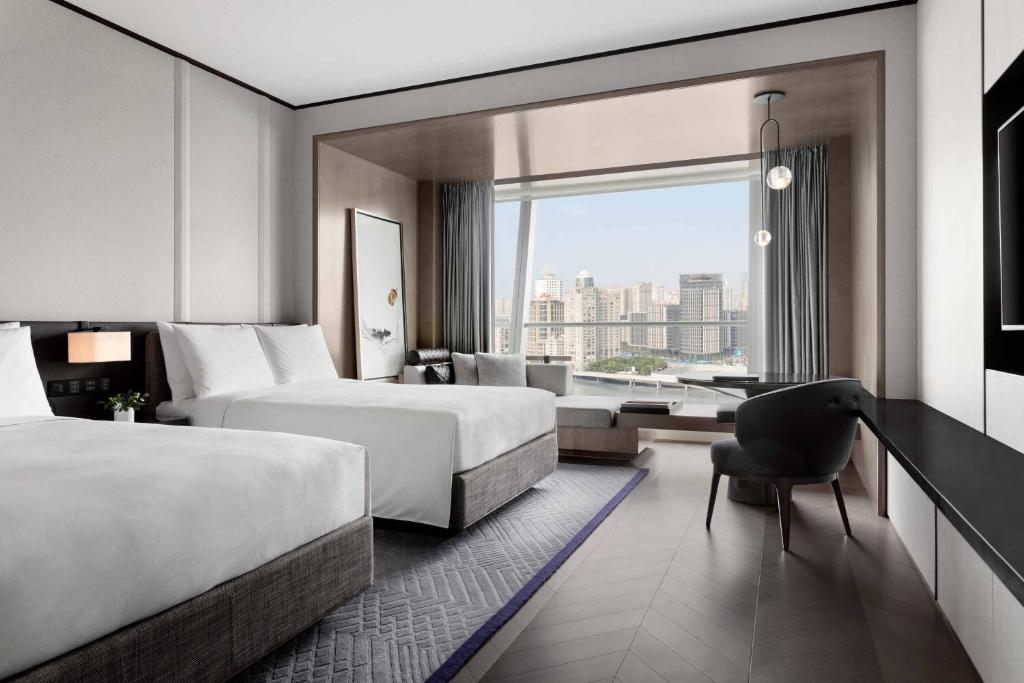 Postel nebo postele na pokoji v ubytování JW Marriott Marquis Hotel Shanghai Pudong