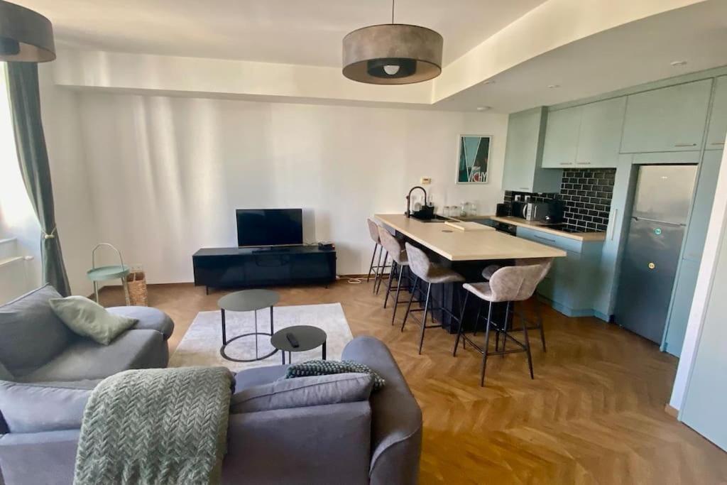 un salon avec un canapé et une table dans l'établissement Appartement centre de Vichy, à Vichy