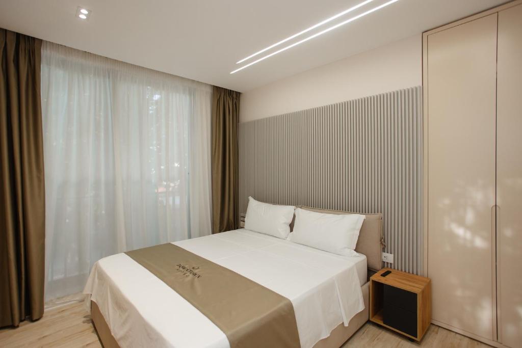 Postel nebo postele na pokoji v ubytování Downtown Hotel