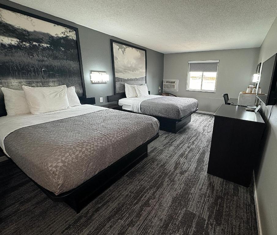 Super 8 by Wyndham Higginsville - Housity