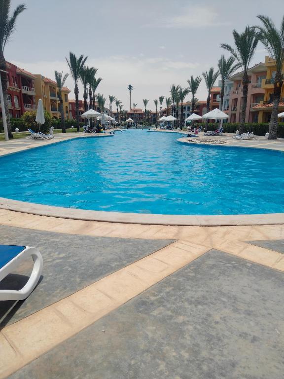 Bazén v ubytování PORTO MATROUH chalet families only nebo v jeho okolí