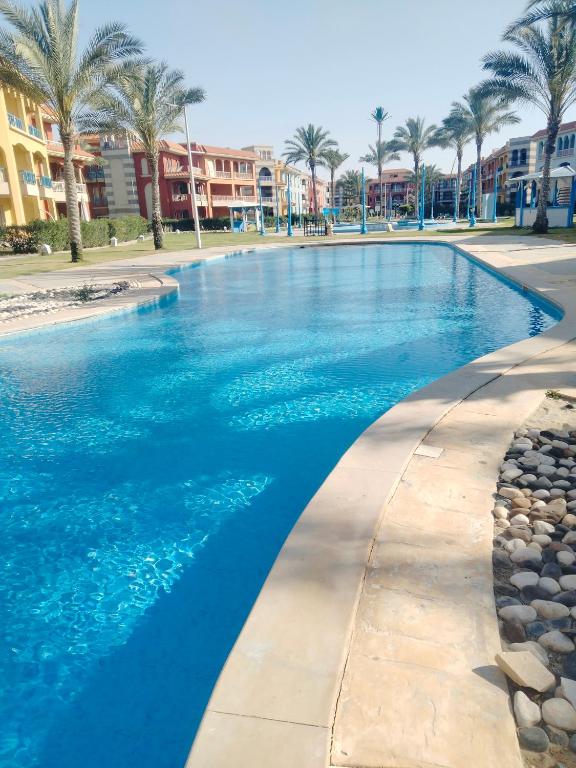 Bazén v ubytování PORTO MATROUH chalet families only nebo v jeho okolí