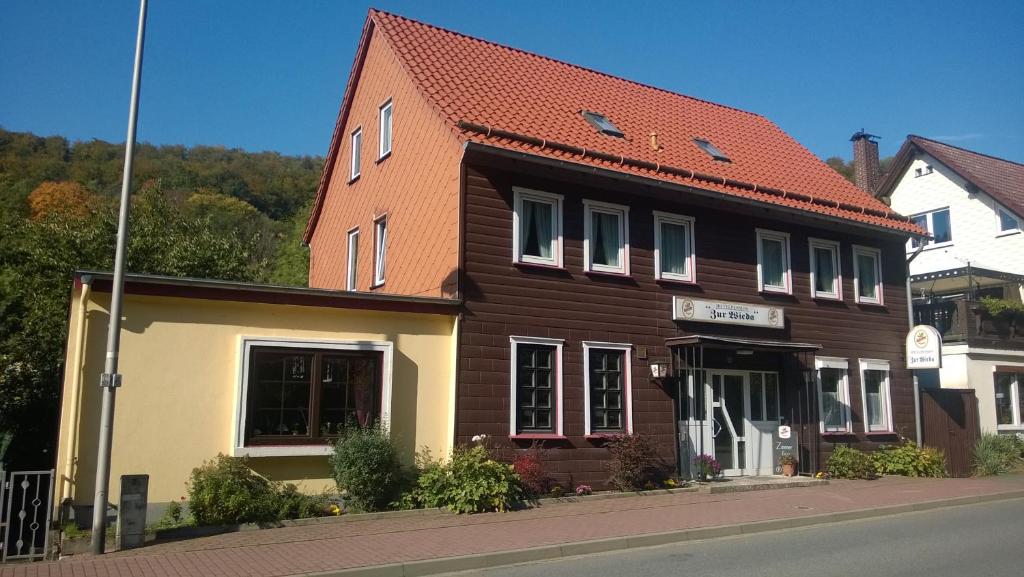 un edificio marrón y blanco en el lateral de una calle en Wiedaer Hütte en Wieda