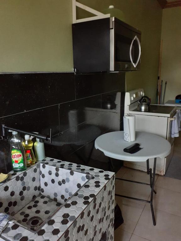 Kuchyň nebo kuchyňský kout v ubytování B&B Hideaway