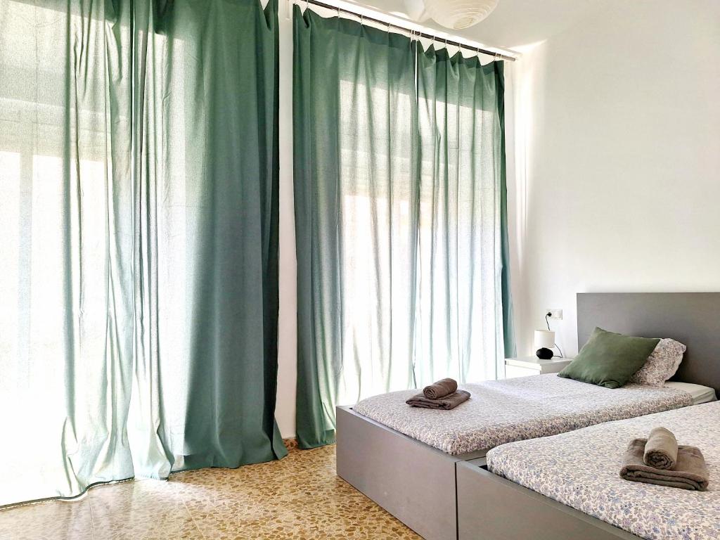 Posteľ alebo postele v izbe v ubytovaní Sunny Malaga Centre Flats, 2 Options, with Balcony or Terrace
